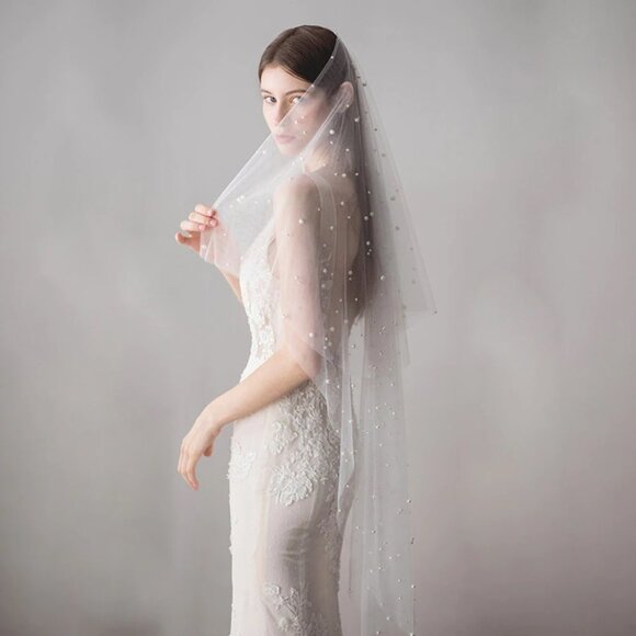Accessories - Wedding veil white bride bridal pearls knee medium tulle comb elegant beautiful